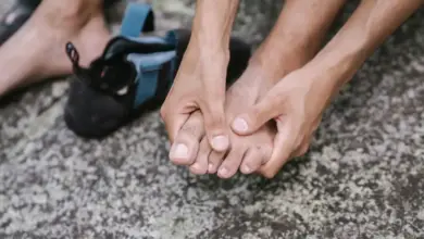 Dedo inchado e roxo por pancada