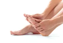 Dedo inchado e roxo por pancada