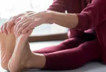 Dor no calcanhar ao pisar quando acorda