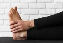 Pé inchado com manchas vermelhas