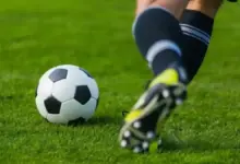 Tornozelo inchado jogando futebol