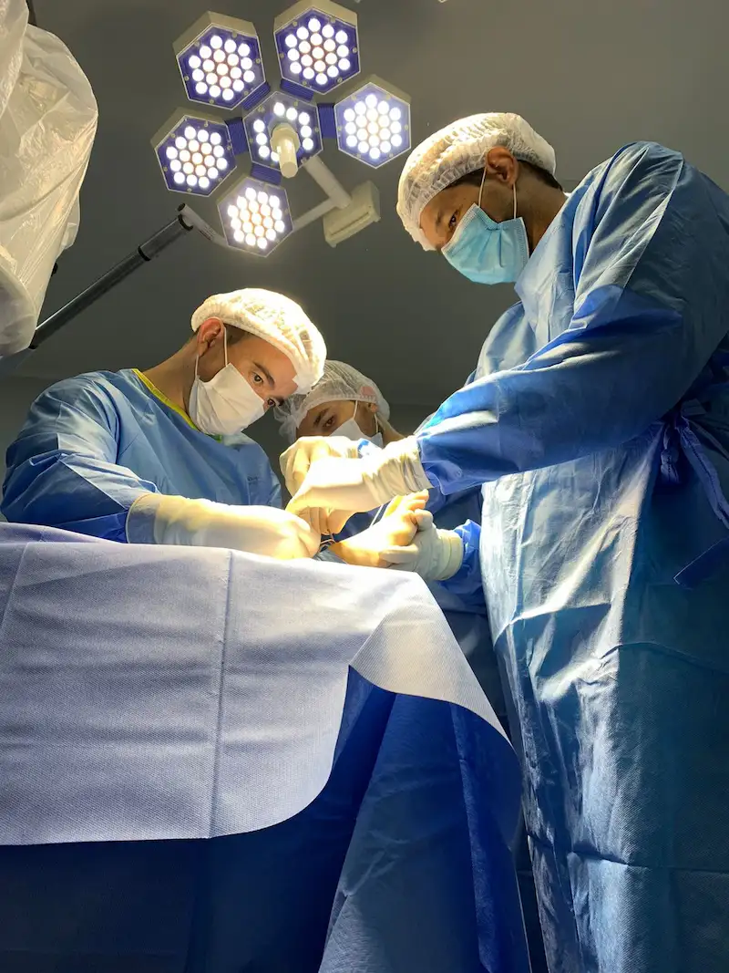 Dr. Bruno Air operando - Ortopedista especialista em tornozelo